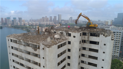海南?？?挖掘機“爬上”22層高樓作業，城市更新中的綠色拆除新篇
