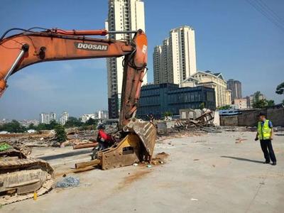 違建！凱里假日廣場上千平方米建筑被拆除，引發(fā)關(guān)注
